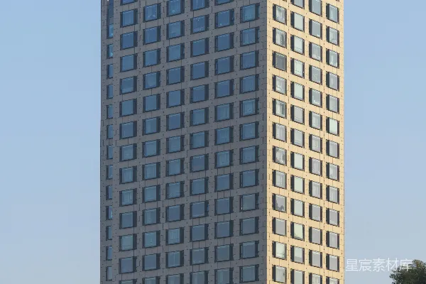 高清摄影 一座非常高大的建筑物，有许多窗户。