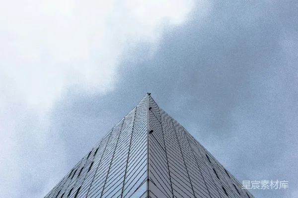 高清摄影 一座非常高的建筑，背景是天空。