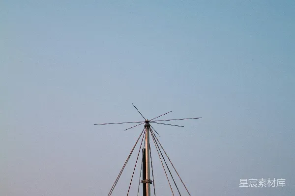 高清摄影 杆子顶部，背景是天空。