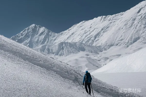 高清摄影 一个走在雪覆盖的小山上的人