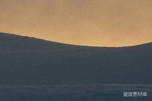 高清摄影 夕阳正在覆盖着积雪的山丘上落下。