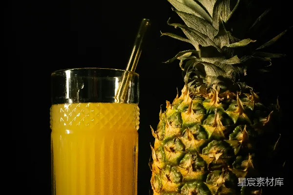 高清摄影 一杯橙汁放在菠萝旁边。