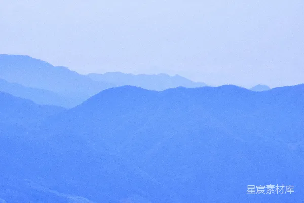 高清摄影 一架飞机在天空中飞越山脉。