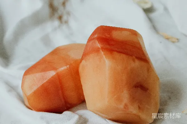 高清摄影 橙色的陶土在白色纺织物上