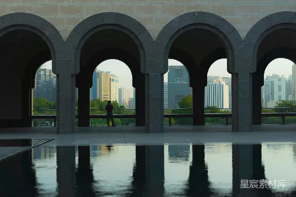 高清摄影 白天，靠近水边的一座白色混凝土建筑