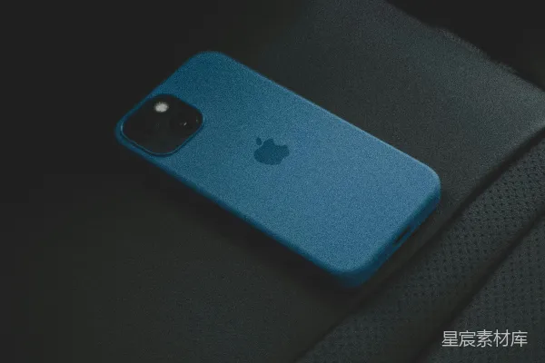 高清摄影 一个蓝色的iPhone放在汽车座椅上。