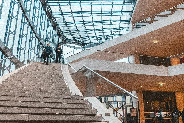 高清摄影 楼内的人们，屋顶和墙壁都很透明。