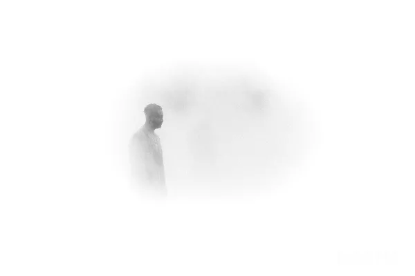高清摄影 一个男人站在雾气弥漫的地方，背对着镜头。