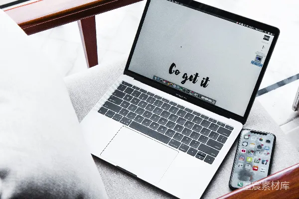 高清摄影 开启的 MacBook Pro