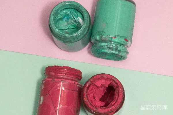 高清摄影 粉绿色圆形塑料容器