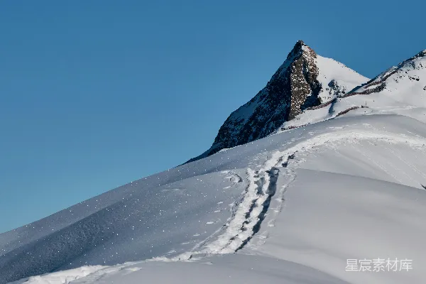 高清摄影 一个男人在雪覆盖的斜坡上滑雪。