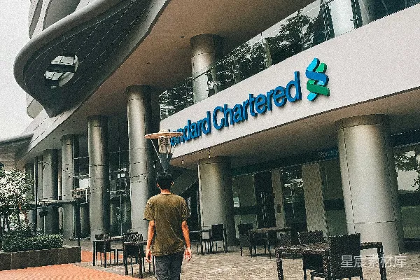 高清摄影 一个人走在一栋建筑前