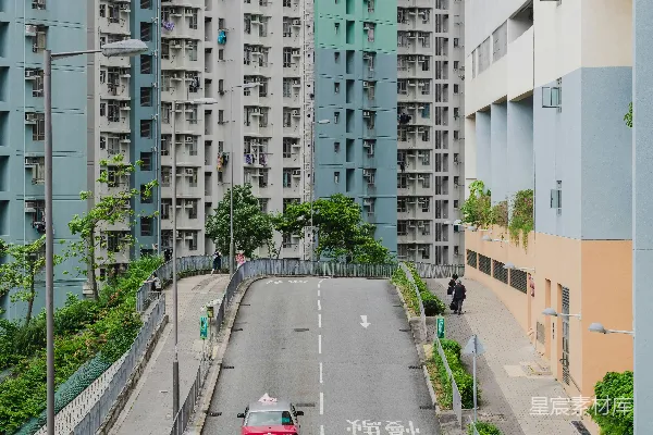 高清摄影 红色汽车在建筑物附近的道路上行驶
