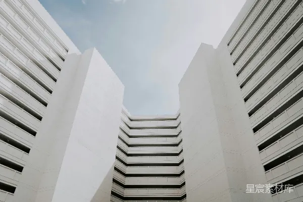 高清摄影 白天蓝天下的白色混凝土建筑