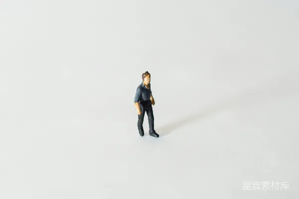 高清摄影 一个小男人站在雪地里的小雕像。