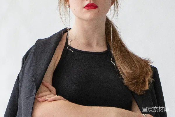 高清摄影 穿着黑色背心和黑色西装外套的女人