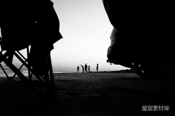 高清摄影 一群人在海滩上行走。