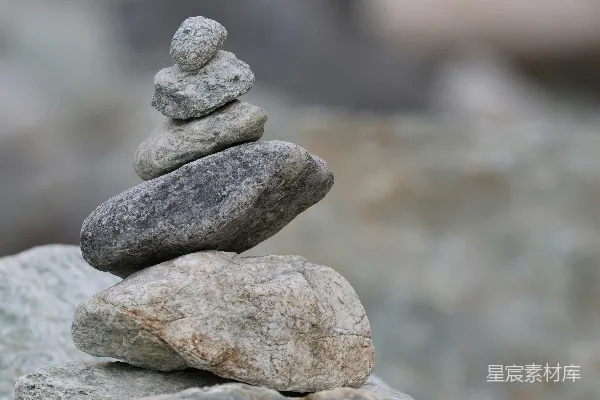 高清摄影 平衡石堆在模糊的背景上