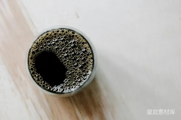 高清摄影 银色圆形容器中的黑珠