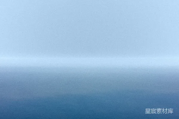 高清摄影 白日里，蓝蓝的水在蓝天的映衬下显得格外清澈。
