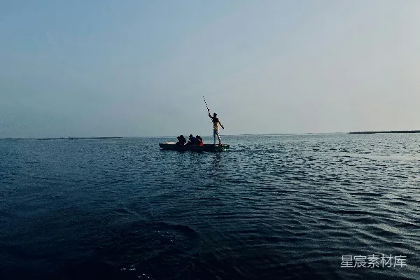 高清摄影 两个人在白天的海上乘船。
