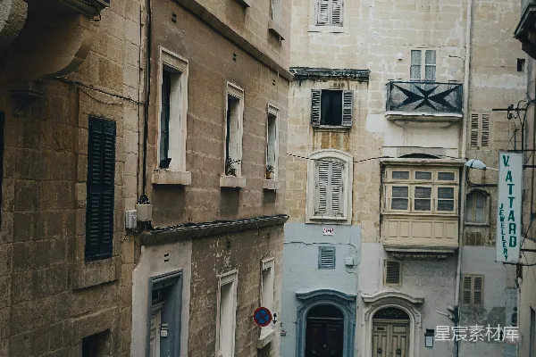 高清摄影 一条街道两边都有建筑物。