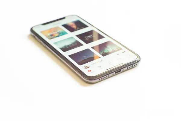 高清摄影 银色的iPhone X在Apple Music菜单中