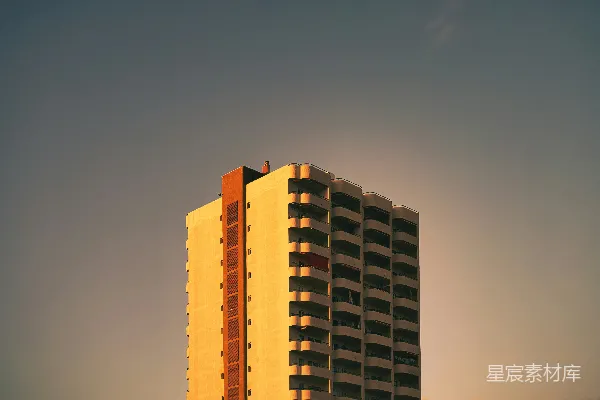 高清摄影 一座高大的建筑物，背景是天空。