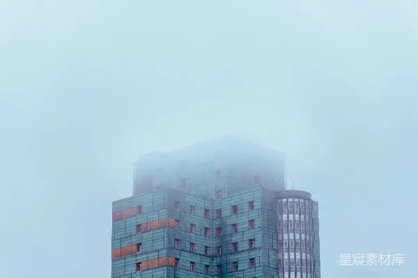 高清摄影 一张白色和蓝色建筑的照片，上面覆盖着云层。