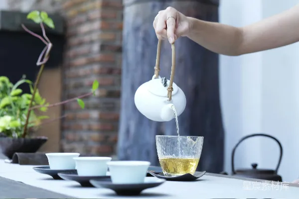 高清摄影 拿着水壶的人