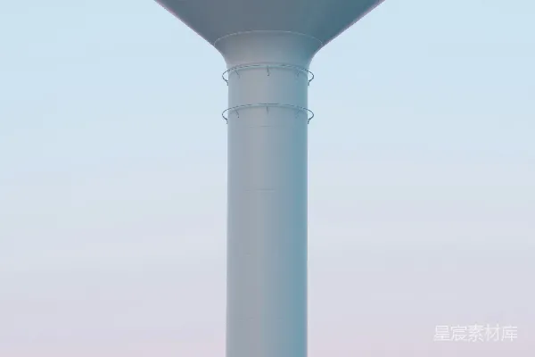 高清摄影 灰白色混凝土储罐在多云的天空下