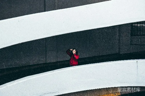 高清摄影 站在建筑物栏杆旁的男人