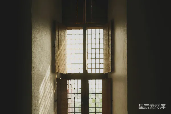 高清摄影 阳光透过黑暗角落高高的窗户照射进来。