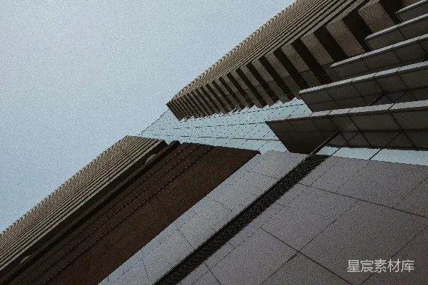高清摄影 一座高大的建筑物，背景是天空。