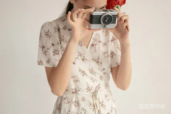 高清摄影 拿着相机的女人