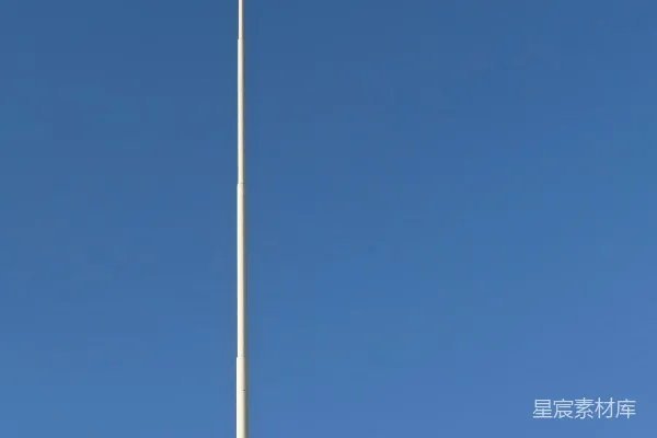 高清摄影 一面旗帜在蓝天中高高飘扬。
