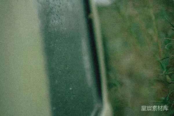 高清摄影 雨滴落在车窗上，田野里。