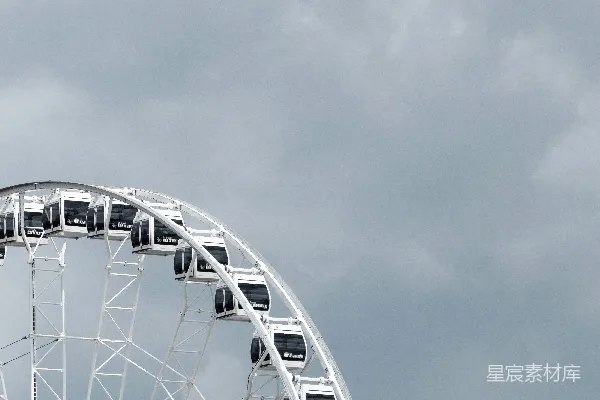 高清摄影 白天多云天空下，白色的摩天轮