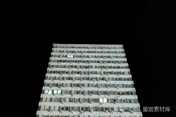 高清摄影 夜间拍摄白色混凝土建筑的低角度照片