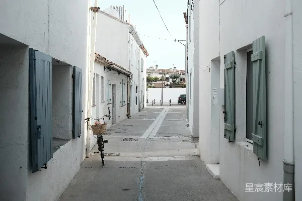 高清摄影 一辆自行车停在白色建筑的墙上