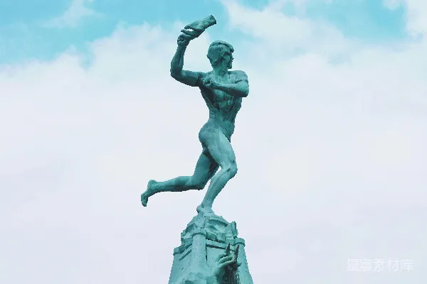 高清摄影 手持书籍的男子雕像在白天白云下