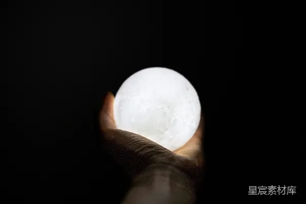 高清摄影 手捧球形灯的人