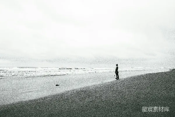 高清摄影 站在沙滩上的男人。