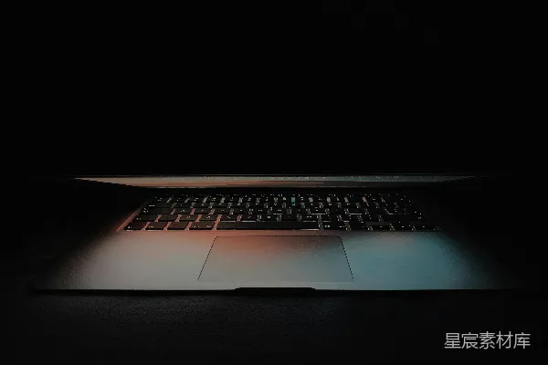 高清摄影 打开 MacBook