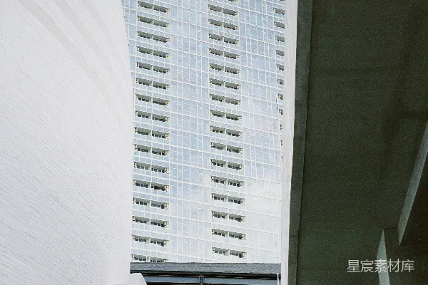 高清摄影 一座高大的白色建筑紧邻着另一座同样高大的白色建筑。