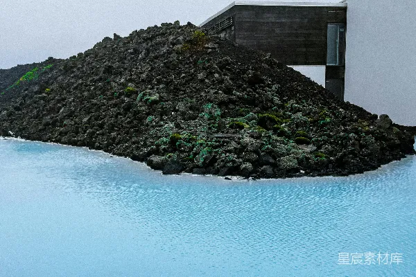 高清摄影 一片水域，背景中有一栋建筑物。