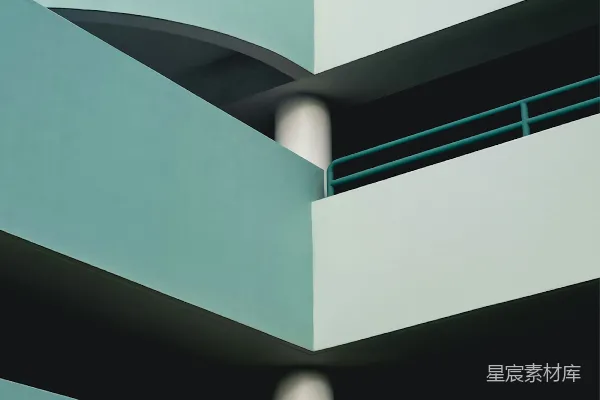 高清摄影 一座高楼，顶层有阳台。