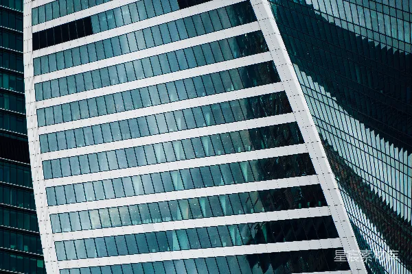 高清摄影 一座非常高大的建筑，里面有很多窗户。
