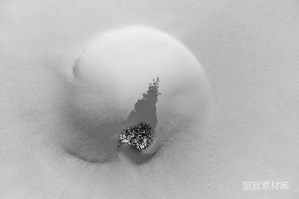 高清摄影 一张黑白照片，照片中是一个雪球。