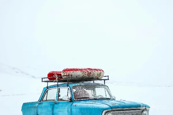 高清摄影 蓝色轿车停在雪地上